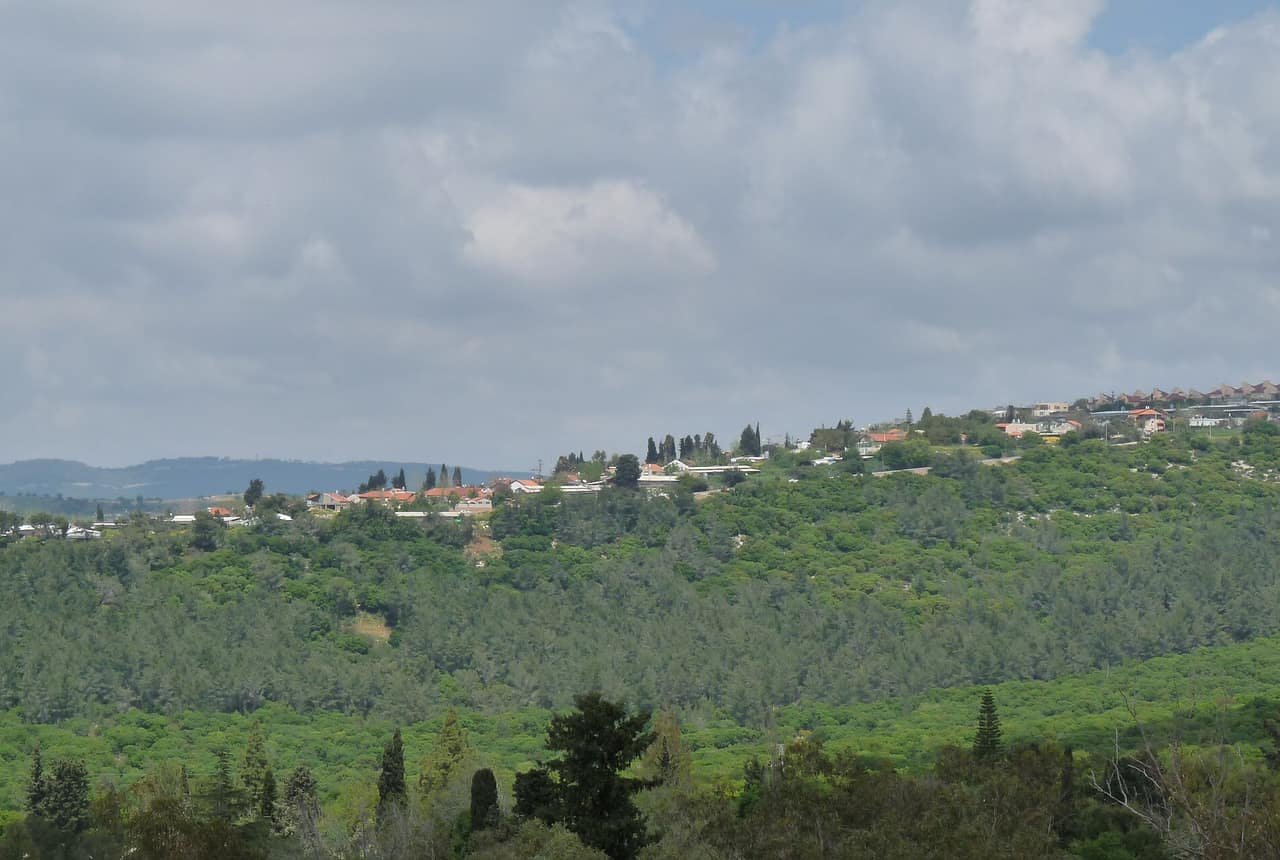 מושב עין יעקב על רכס ירוק בגליל המערבי